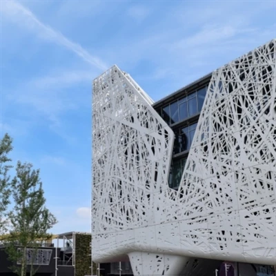 Qhov zoo ntawm cov hlau cladding facades hauv cov tsev lag luam